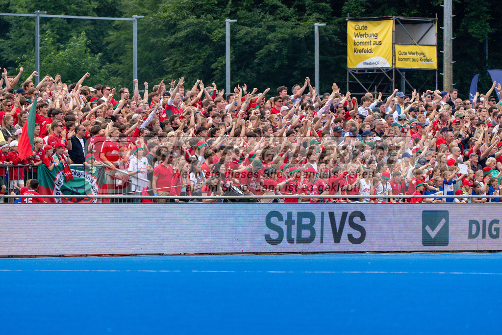 Final4_20250601-1503-HK108675 | Krefeld, Deutschland, 01.06.2025:  Feldhockey Final4 2025 – „Deutsche Feldhockey-Meisterschaften 2025“ Crefelder HTC - Rot-Weiss Köln (Finale Herren) im Gerd-Wellen-Hockeyanlage am 01.06.2025 in Krefeld, Deutschland. (Foto von Kramhöller/Fehrmann/Kaste)Krefeld, Germany, 01.06.2025: Feldhockey Final4 2025 – „Deutsche Feldhockey-Meisterschaften 2025“ Harvestehuder HTC - Düsseldorfer HC (Finale Damen) in Gerd-Wellen-Hockeyanlage at 01.06.2025 in Krefeld, Deutschland. (Foto from Kramhöller/Fehrmann/Kaste)