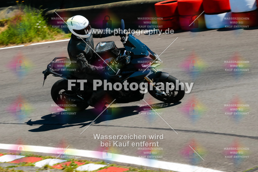 Moto-TeamOBK-22106 | Hier findet Ihr Bilder von Touristenfahrten auf der Nürburgring Nordschleife oder von anderen Veranstaltungen die ich besucht habe. Viel Spass beim Durch Schauen 