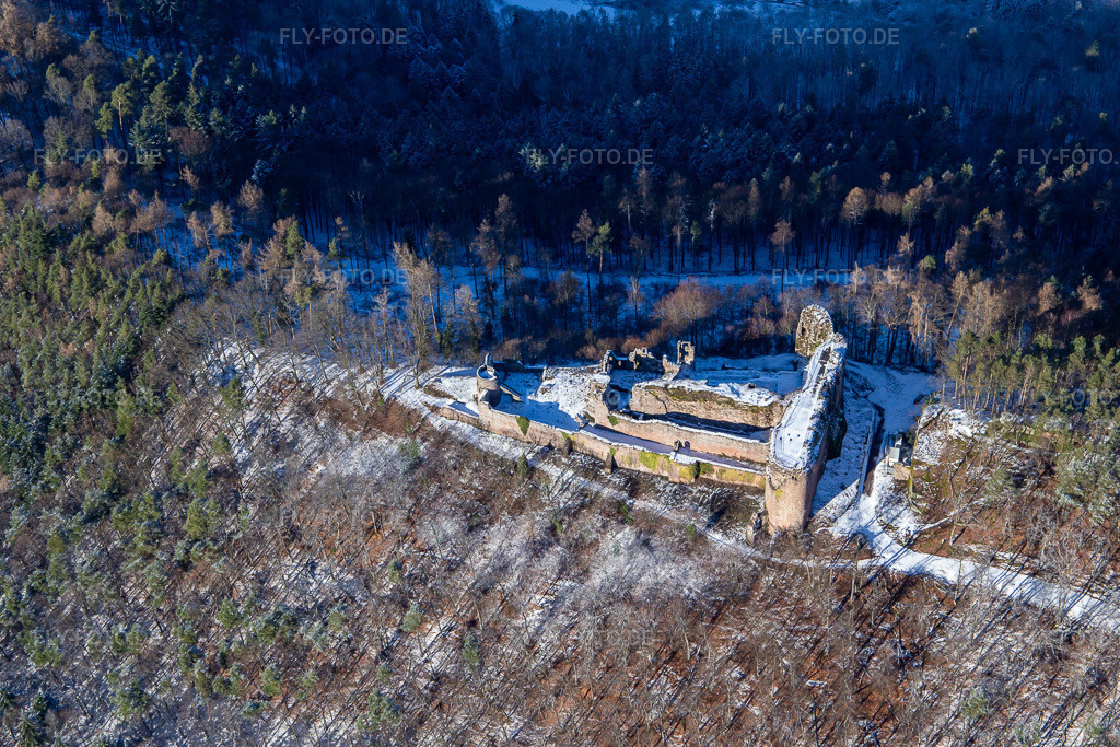 Luftbild: Burgruine Neuscharfeneck aus Süden im Winter bei Schnee in Flemlingen im Bundesland Rheinland-Pfalz in Deutschland. Foto: IMG_139850.jpg vom 20.01.2024 durch Werner Riehm/FLY-FOTO.de