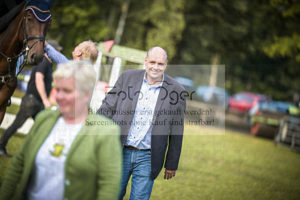 DOS_0082 | Entdecke hochwertige Reitturnierfotos von Foto Oger. Professionell, emotional und authentisch – jetzt Lieblingsmomente im Shop bestellen.Deutschlandweite Turnierfotografie. - Realisiert mit Pictrs.com