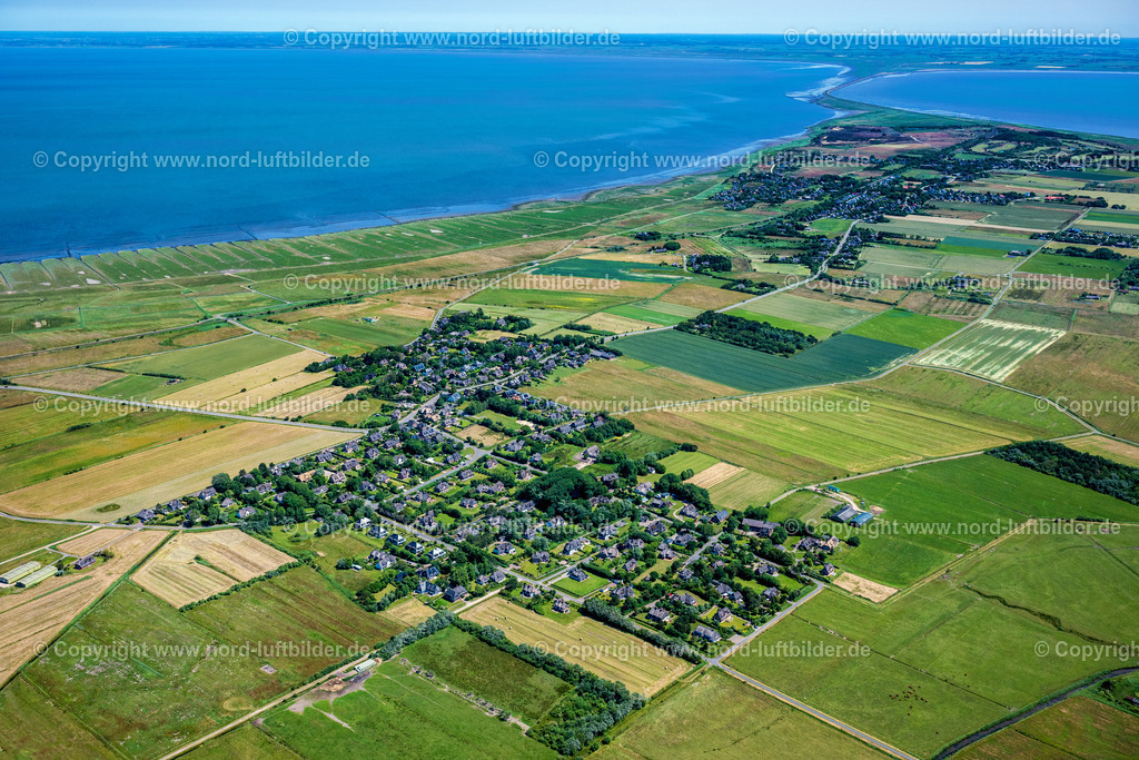 Sylt_Archsum_ELS_4220210625 | ARCHSUM 21.06.2025 Ortsansicht der Straßen und Häuser der Wohngebiete in Archsum auf der Insel Sylt im Bundesland Schleswig-Holstein, Deutschland. // Town View of the streets and houses of the residential areas in Archsum at the island Sylt in the state Schleswig-Holstein, Germany. Foto: Martin Elsen