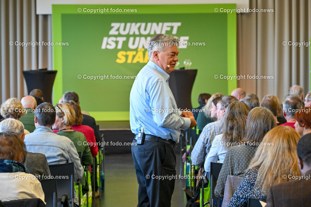 Landesversammlung der Gruenen Ooe 2023_ Zukunft ist unsere Staerke_ 21.10.2023-1 | 21.10.2023, Lentos Linz, AUT, Landesversammlung der Gruenen Ooe 2023, Zukunft ist unsere Staerke, im Bild Vizekanzler Werner Kogler (Die Gruenen, Vizekanzler, Kunst, Kultur, oeffentlichen Dienst und Sport)