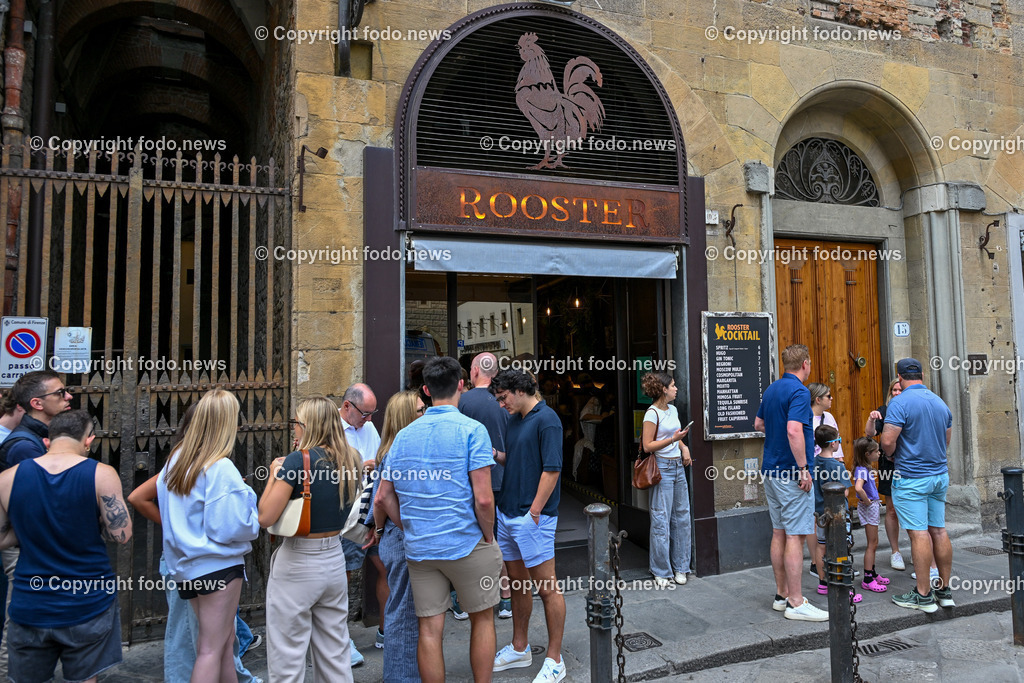 Italien_ Toscana_ Florenz_ 30.05.2024-130 | 30.05.2024, Italien, ITA, Toskana, Florenz im Bild Stadtansichten, Gebäude, Architektur, Touristen, Historisch, Souvenir, Altstadt, Museum, Statuen, Skulpturen, Piazza della Signoria, Statue David, Palazzo Vecchio, Neptunbrunnen, Piazza della Repubblica, Ponte Vecchio, Brücke, Uffizien, Kathedrale Santa Maria del Fiore, Arno, Fluß


Florenz, Firenze, ist eine italienische Großstadt. Nach Einwohnern ist sie die achtgrößte Stadt Italiens. Florenz ist die Hauptstadt sowie größte Stadt der Region Toskana und der Metropolitanstadt Florenz, in der etwa eine Million Menschen leben. Florenz ist für seine Geschichte berühmt. Leonardo da Vinci verbrachte große Teile seiner Jugend in Florenz, Michelangelo fand Unterschlupf in der Kirche der Medici, Galileo Galilei wohnte als Hofmathematiker in den Palästen der Medici. Von 1865 bis 1871 war die Stadt die Hauptstadt des neu gegründeten Königreichs Italien. Das historische Zentrum von Florenz zieht Jahr für Jahr Millionen von Touristen an. Die historische Innenstadt wurde von der UNESCO im Jahre 1982 zum Weltkulturerbe erklärt. 
Quelle: Wikipedia
