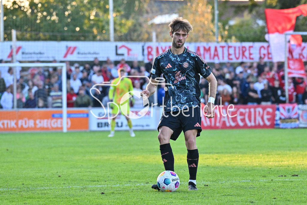 SpVgg Hankofen-Hailing - FC Bayern Amateure | Am Ball Luca DENK (FC Bayern München II #6) / Freisteller / Einzelfoto / Regionalliga Bayern: SpVgg Hankofen-Hailing - FC Bayern München II, Maierhofer-Bau Stadion am 20.09.2024
