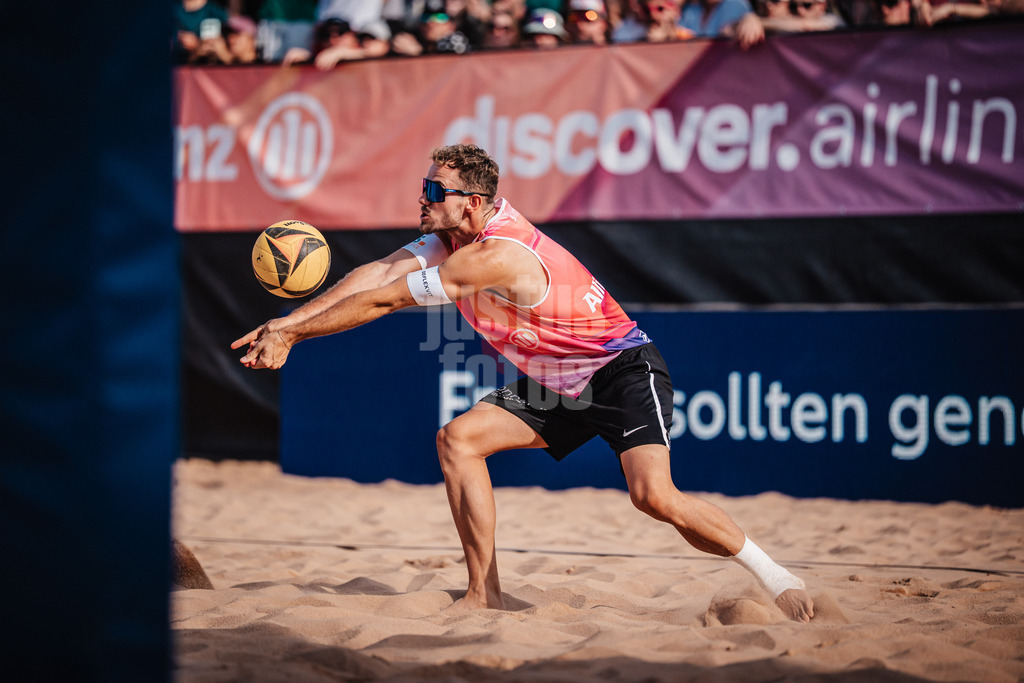 Beachvolleyball | Männer | Allianz German Beach Tour 2025 | Tourstop München | 13.07.2025 | Jonas Sagstetter nimmt den Ball an