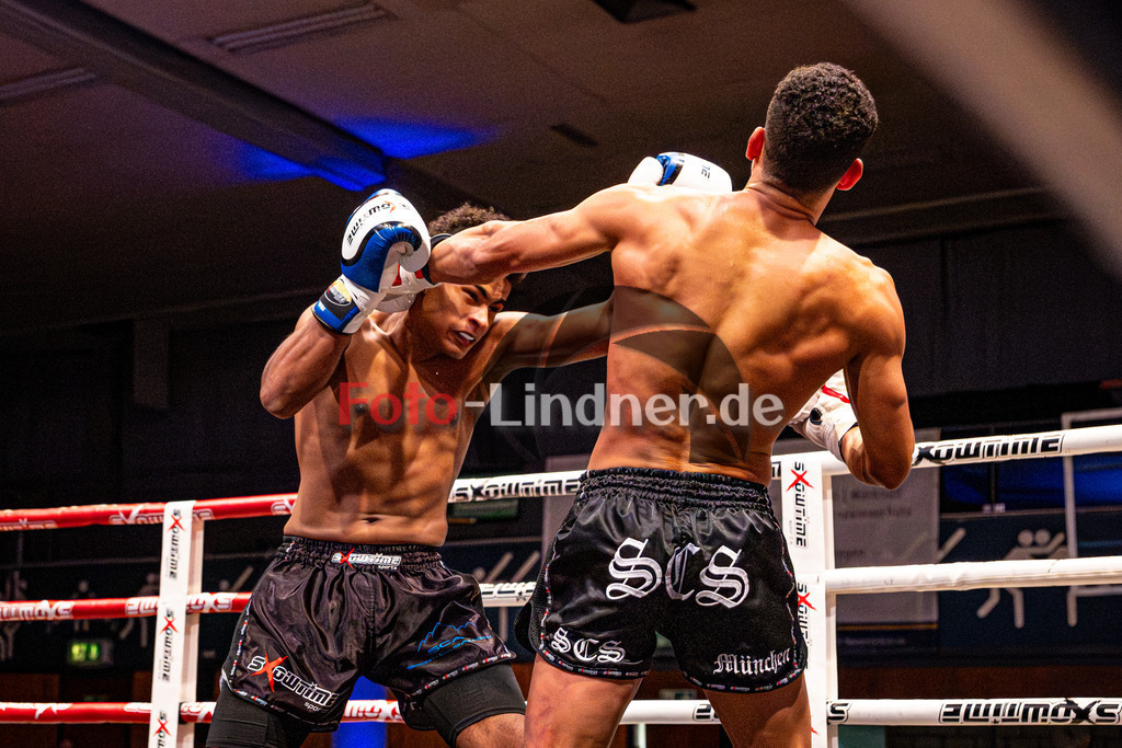 Daniel Reichhart (Sportclub Allgäu - blau) gegen Youssef Guella (SCS M - rot) | MFA Fight Night K1 Style bis 80kg Kampf 13, Daniel Reichhart (Sportclub Allgäu - blau) gegen Youssef Guella (SCS M - rot), 20251108,,2025-11-08 in Penzberg (Wellenberghalle Penzberg), Copyright: WolfgangxLindner www.foto-lindner.de