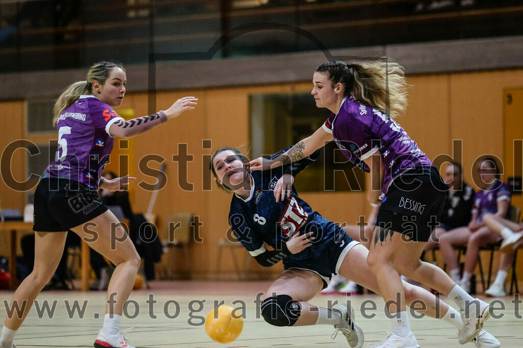 2024-02-03_060_SpVgg_Altenerding_gegen_SpVgg_Erdweg | Erding, Deutschland, 03.02.2024:
Handball, Bezirksoberliga Frauen Altbayern 2023 / 2024, 13. Spieltag, SpVgg Altenerding gegen SpVgg Erdweg, Endergebnis: 25:21

Lena Prem (SpVgg Altenerding, #5), Alina Nefzger (SpVgg Erdweg, #8), Verena Bauer (SpVgg Altenerding, #55)

Foto: Christian Riedel / fotografie-riedel.net