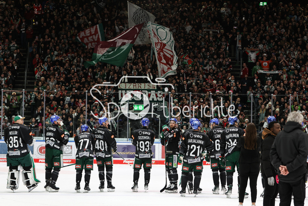 Augsburger Panther - Kölner Haie  | Die Spieler der Augsburger Panther feiern zusammen mit den Fans den 4-1 Heimsieg ueber die Koelner Haie