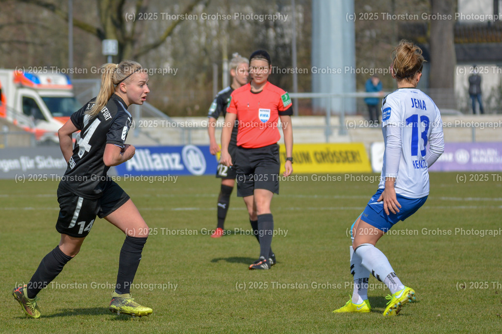 Fussball-BL Frauen 1. FFC Frankfurt vs. FF USV Jena | Groenen Jackie #14 (1.FFC Frankfurt), Karoline Heinze #13 (FF USV Jena); Fussball-BL Frauen 1. FFC Frankfurt vs. FF USV Jena, Fussball-Bundesliga Frauen am 25.03.2018 im Stadion am Brentanobad in Frankfurt/Main, (Deutschland) - Realisiert mit Pictrs.com