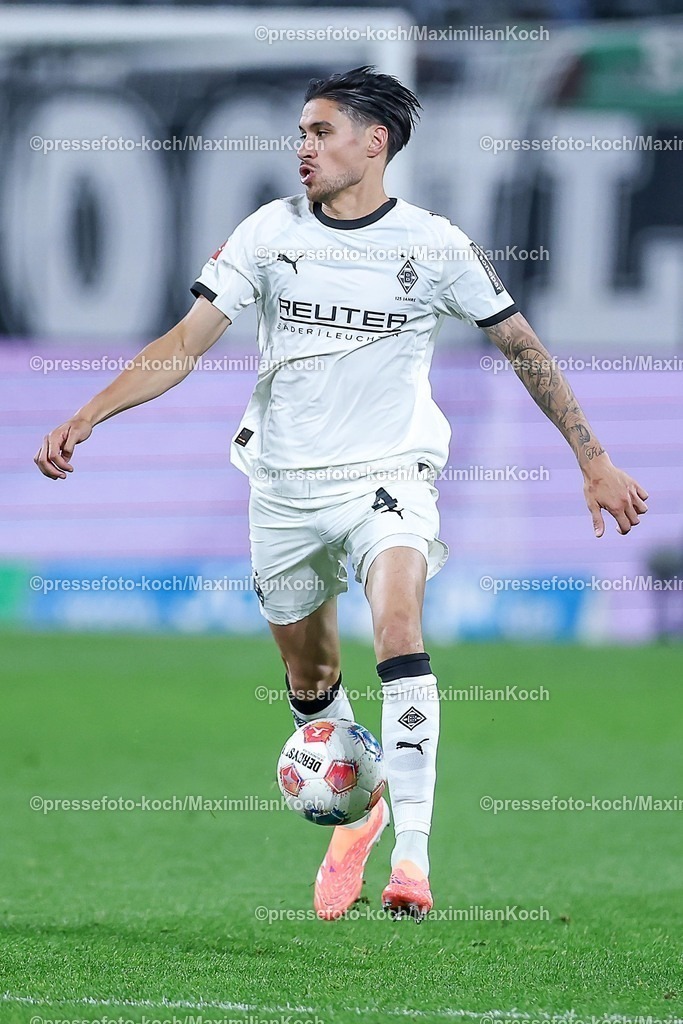 BMG05102502181 | 05.10.2025, Fußball, Borussia Mönchengladbach - SC Freiburg, 1. Fußball Bundesliga, Borussia-Park, Saison 2025 2026: Kevin Diks&nbsp;(Borussia Mönchengladbach #04) DFB regulations prohibit any use of photographs as image sequences and or quasi-video.