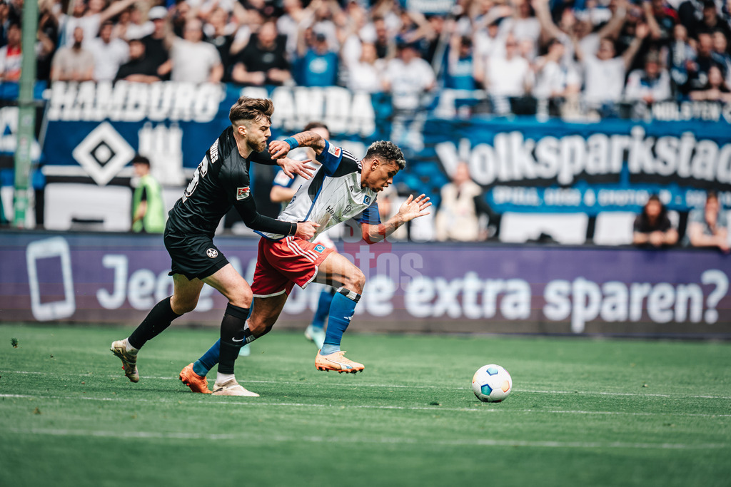 Fußball | Männer | Saison 2023/2024 | 2. Fußball-Bundesliga | 28. Spieltag | Hamburger SV vs. 1. FC Kaiserslautern | 06.04.2024 | Julian Niehues (#16, 1. FC Kaiserslautern) versucht Ransford Königsdörffer (#11, HSV) vom Ball zu trennen