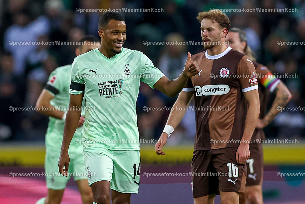 BMG24112401022 | 24.11.2024, Fußball, Borussia Mönchengladbach - FC St. Pauli, 1. Fußball Bundesliga, Borussia-Park, Saison 2024 2025: Torjubel nach dem 1:0 durch Alassane Plea (Mönchengl. #14)DFB regulations prohibit any use of photographs as image sequences and or quasi-video.
