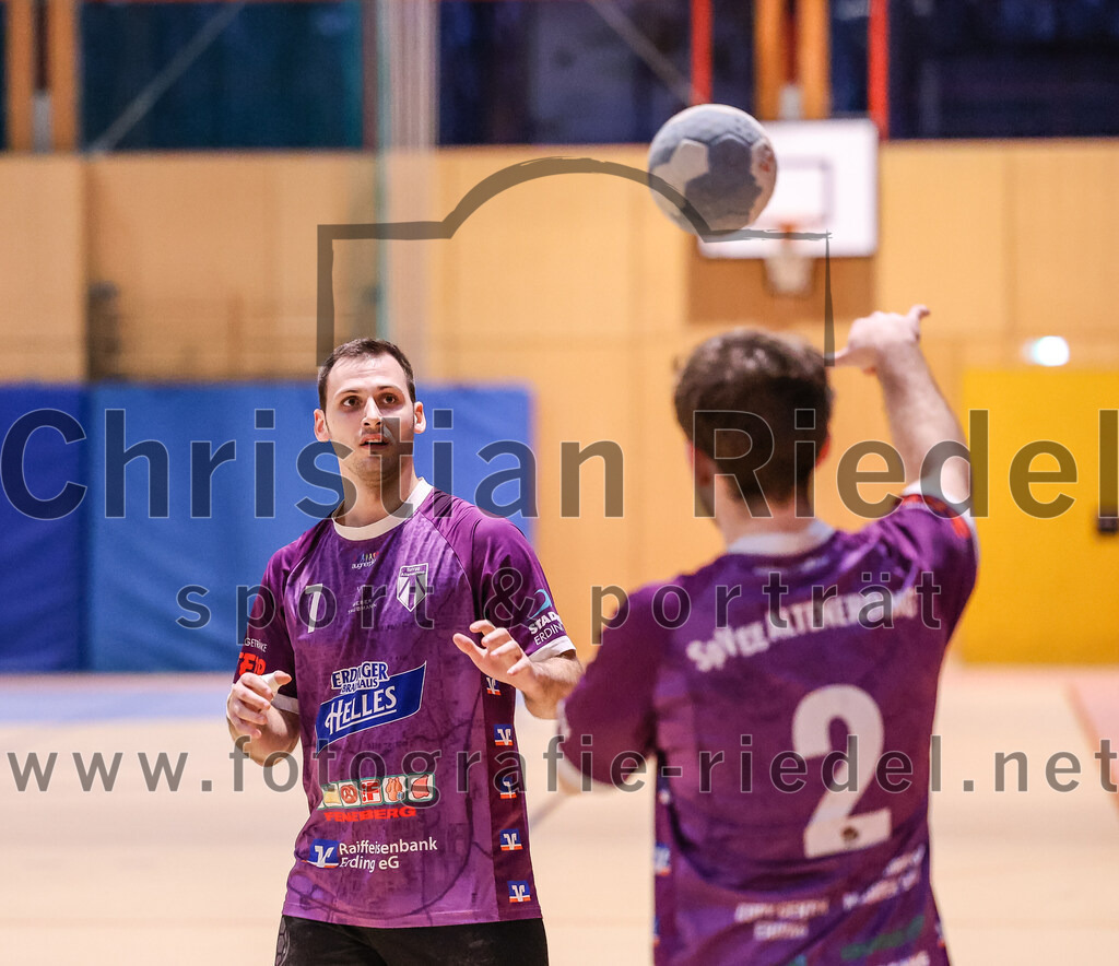 2024-12-14_103_SpVgg_Altenerding_gegen_MTV_Pfaffenhofen | Erding, Deutschland, 14.12.2024:Handball, Bezirksoberliga Männer 2024 / 2025, 10. Spieltag, SpVgg Altenerding gegen MTV Pfaffenhofen, Endergebnis: 32:30Simon Rüdiger (SpVgg Altenerding, #7), Joseph Wyhnalek (SpVgg Altenerding, #2)Foto: Christian Riedel / fotografie-riedel.net