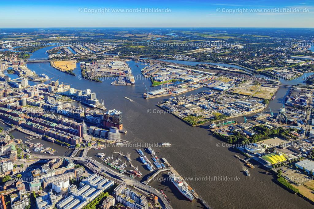 Hamburg_Steinwerder_ELS_5508040923 | HAMBURG 09.08.2023 Hafenanlagen am Ufer des Hafenbeckens im Stadtteil Steinwerder in Hamburg. // Port facilities on the banks of the harbor basin in the Steinwerder district in Hamburg. Foto: Martin Elsen