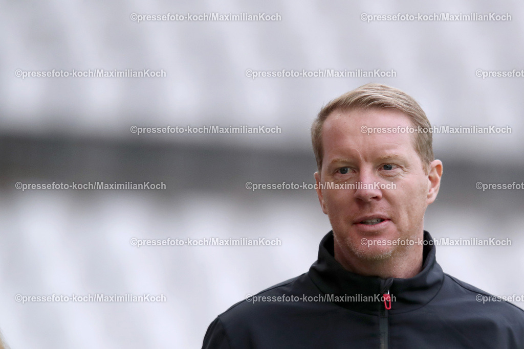 RWE06012402083 | 06.01.2024, Essen, Fußball, Herren, Stadion an der Hafenstraße, Testspiel, Rot-Weiss Essen – 1. FC Köln:  Der neue Cheftrainer Timo Schultz (1.FC Köln) bei seinem ersten Spiel für den Kölner FC. 
DFB regulations prohibit any use of photographs as image sequences and or quasi-video.