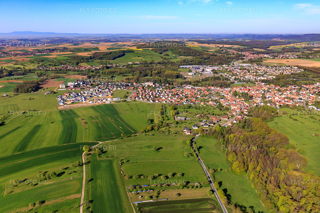 Vue aérienne: Vue de la ville depuis l'est à Gundershoffen dans le département Bas Rhin, France – .Photo: IMG_099398.jpg prise le 30/04/2017 par Werner Riehm/FLY-FOTO.eu – Résolution de l'original: 5192 x 3462 px