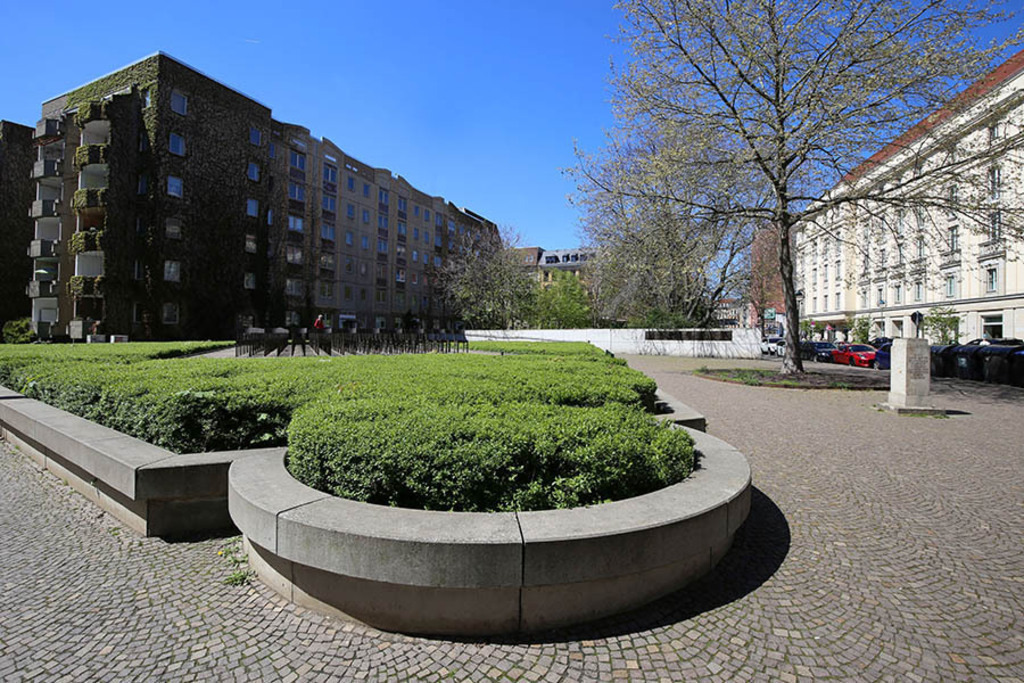 Foto: Leipzig - Synagogendenkmal - Gedenkstein | Das Team hinter BILDLEXIKON LEIPZIG bündelt historische wie aktuelle Informationen über die Stadt Leipzig in Text und Bild auf einer Plattform und stellt diese der interessierten Öffentlichkeit zur Verfügung.