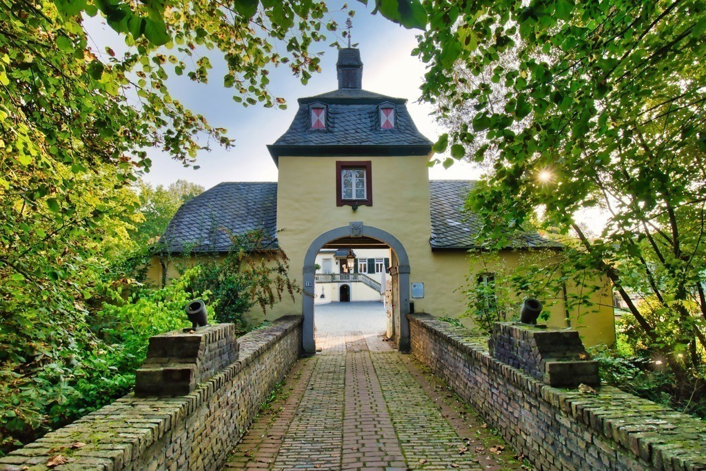 Schloss Eulenbroich - steht in Rösrath an einem Nebenarm der Sülz | Schloss Eulenbroich - wurde um 1200 als Wasserburg errichtet. Sie liegt in unmittelbarer Nähe zum Ortskern.  - Realisiert mit Pictrs.com