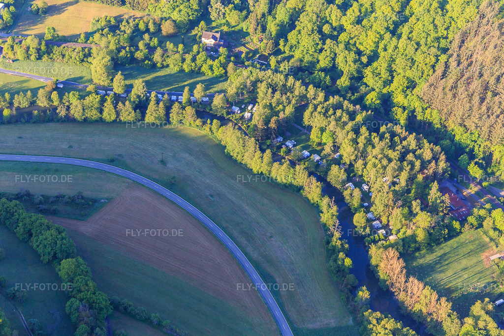 Luftbild: Camping Forelle am Tauberufer im Ortsteil Waldenhausen in Wertheim im Bundesland Baden-Württemberg in Deutschland. Foto: IMG_146678.jpg vom 11.05.2025 durch Werner Riehm/FLY-FOTO.deCAMPINGPLATZ-FORELLE.DE