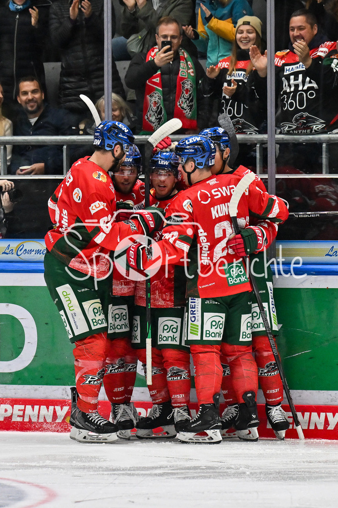 Augsburger Panther - Kölner Haie | Jubel der Panther nach dem Treffer zum 2-1 durch Riley DAMIANI (Augsburger Panther #19) / Tor / Torschuetze / Freude / Happy / DEL: Augsburger Panther - Kölner Haie; Curt Frenzel Stadion am 26.09.2025