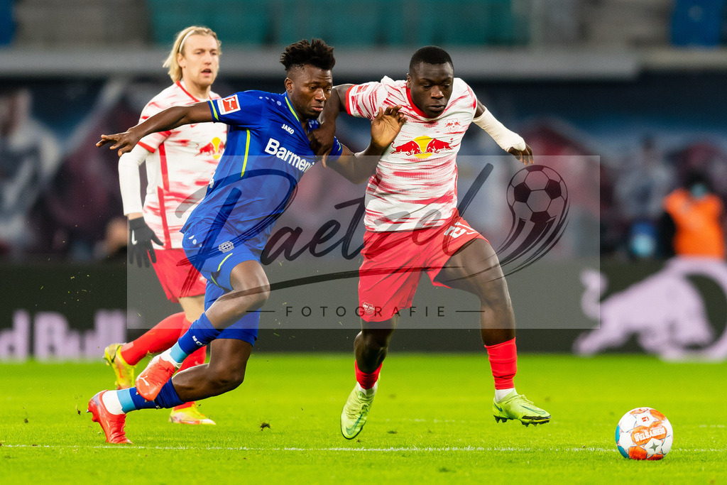 RBLLEV20211128_022 | Fussball, Herren: Edmond Tapsoba (Bayer 04 Leverkusen) und Brian Brobbey (RB Leipzig) im Zweikampf bei dem Spiel der 1. Bundesliga zwischen RB Leipzig und Bayer 04 Leverkusen in der Red Bull Arena am 28.11.2021 in Leipzig, Deutschland.DFB / DFL REGULATIONS PROHIBIT ANY USE OF PHOTOGRAPHS AS IMAGE SEQUENCES AND/OR QUASI-VIDEO. - Realisiert mit Pictrs.com