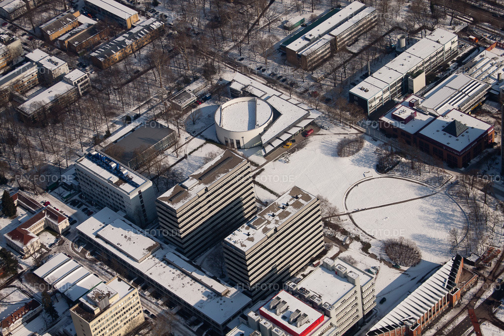 Luftbild: Karlsruher Institut für Technologie (TH) Rechts Mensa unten Altest Stadion im Ortsteil Innenstadt-Ost in Karlsruhe im Bundesland Baden-Württemberg in Deutschland. Foto: IMG_24192.jpg vom 16.02.2010 durch Werner Riehm/FLY-FOTO.de