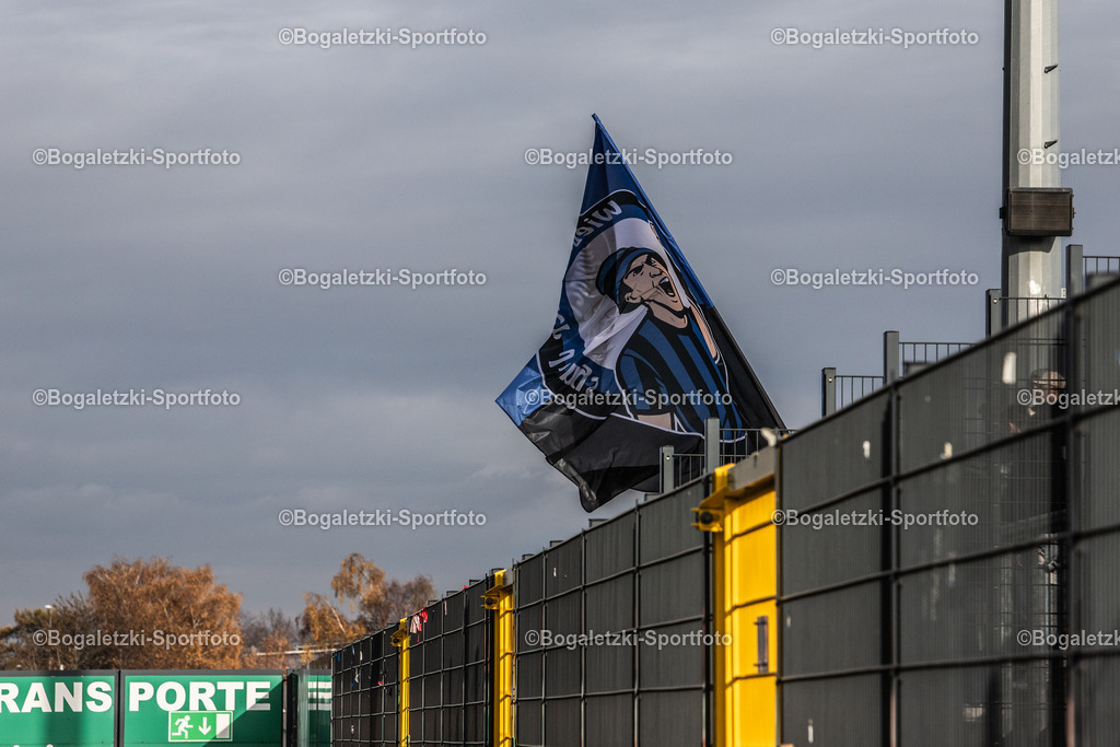 Schwenkfahne | 08.11.2025, Fußball, Regionalliga West, SSVg Velbert - SC Wiedenbrück: Schwenkfahne der SC Wiedenbrück Fans - Realisiert mit Pictrs.com