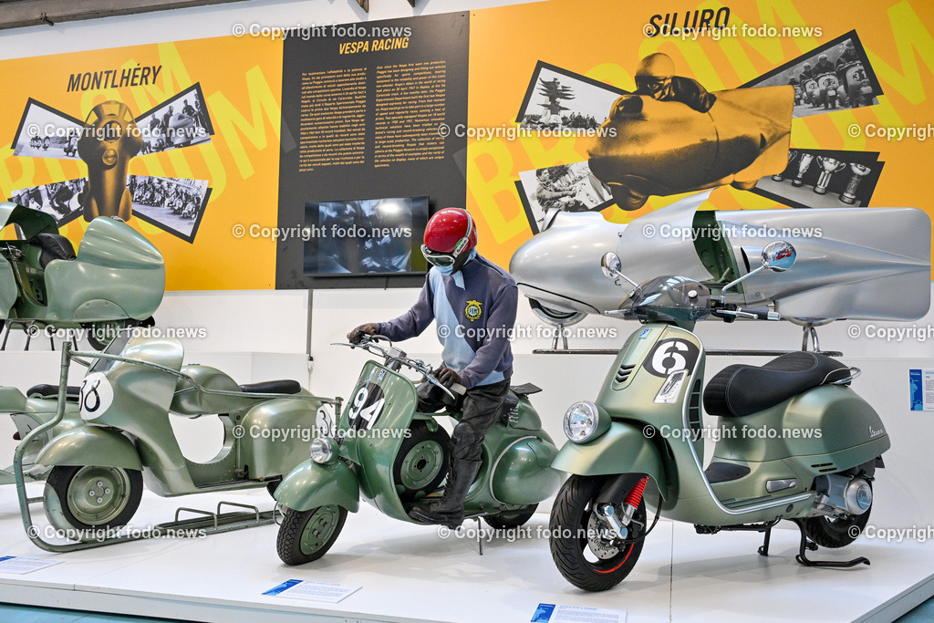 Italien_ Toskana_ Provinz Pisa_ Pontedera_ Vespa_ 29.05.2024-31 | 29.05.2024, Italien, ITA, Toskana, Pontedera im Bild Piaggio, Vespa, Museum

Piaggio ist ein italienischer Fahrzeughersteller mit Sitz in Pontedera. Das Unternehmen produziert verschiedene Mofas und Motorroller, unter anderem die Vespa, das Lastendreirad Ape sowie den Kleintransporter Porter. Zum Konzern gehören auch die Motorradmarken Aprilia, Derbi, Gilera, Laverda und Moto Guzzi. 
Quelle: Wikipedia