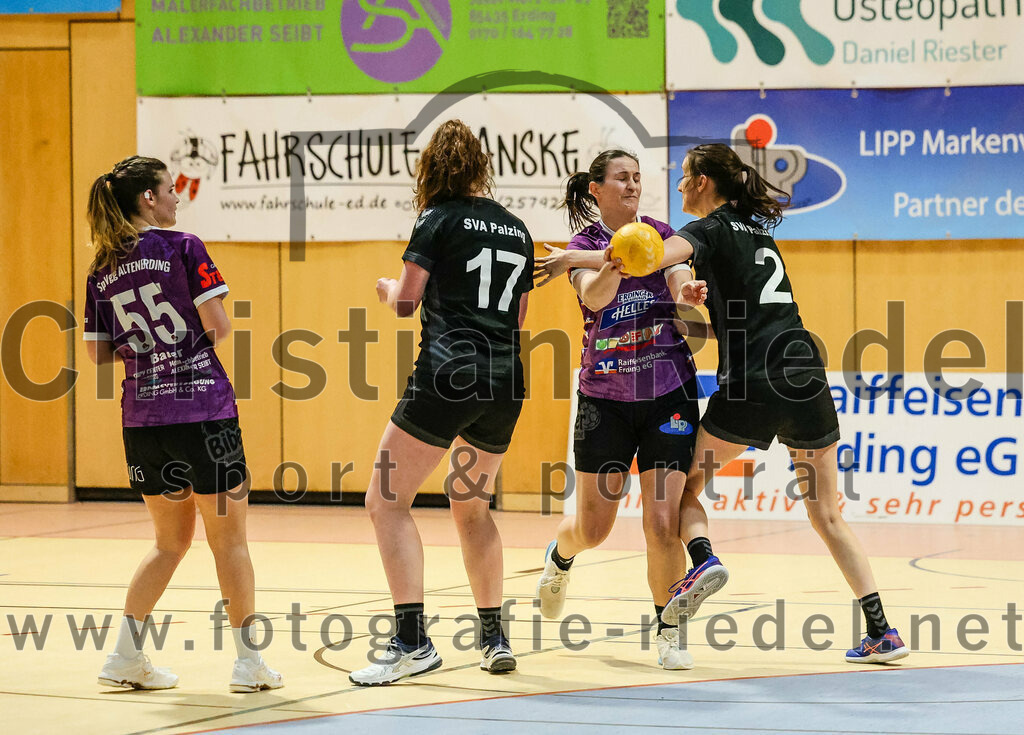 2024-02-10_095_SpVgg_Altenerding_gegen_SVA_Palzing | Erding, Deutschland, 10.02.2024:
Handball, Bezirksoberliga Frauen Altbayern 2023 / 2024, 14. Spieltag, SpVgg Altenerding gegen SVA Palzing, Endergebnis: 27:28

Verena Bauer (SpVgg Altenerding, #55), Christina Schredl (SVA Palzing, #17), Janina Konrad (SpVgg Altenerding, #2), Anja Schmidt (SVA Palzing, #2)

Foto: Christian Riedel / fotografie-riedel.net