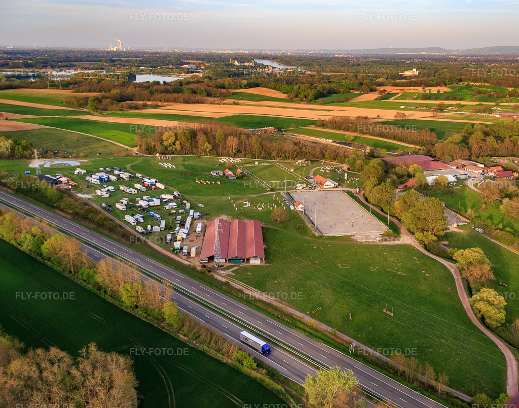 Luftbild: Reitturnier im Haras De La Née in Mothern im Bundesland Bas-Rhin in Frankreich. – Foto: IMG_078015.jpg vom 24.04.2015 durch Werner Riehm/FLY-FOTO.de – Auflösung des Originals: 4429 x 3476 px – Haras de la Nee équitation chevaux concours