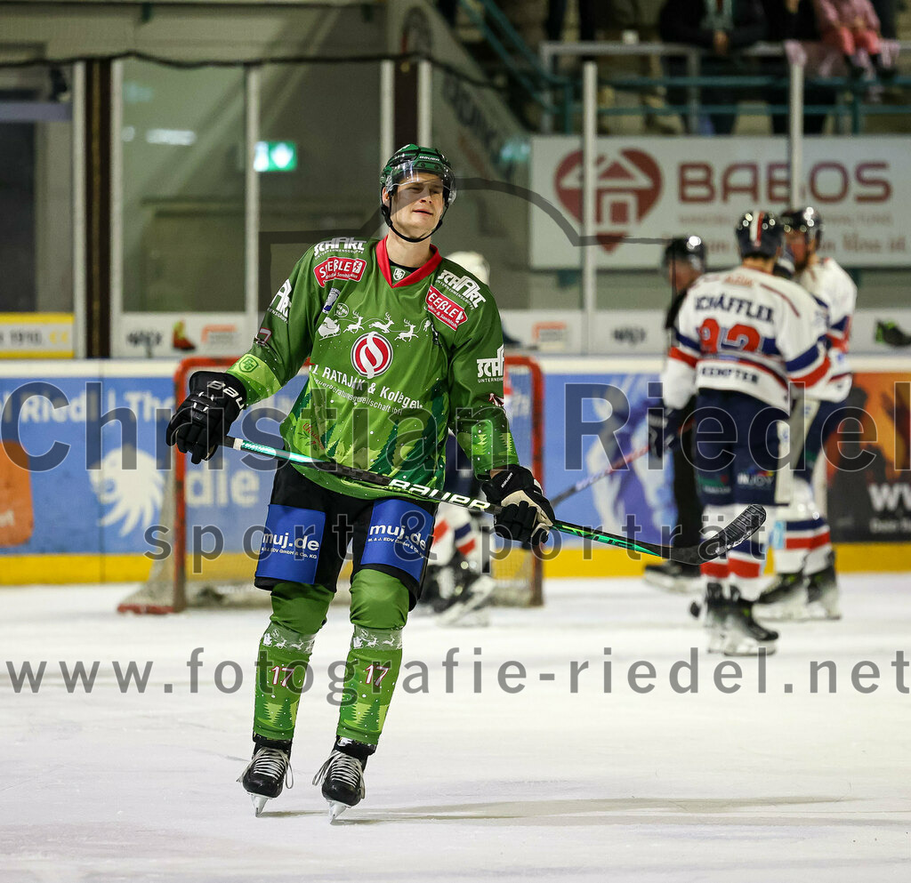 2023-12-17_034_TSV_Erding_gegen_ESC_Kempten | Erding, Deutschland, 17.12.2023:
Eishockey, Bayernliga Vorrunde 2023 / 2024, 18. Spieltag, TSV Erding gegen ESC Kempten, Endergebnis: 5:1

Elia Ostwald (Erding Gladiators, #17)

Foto: Christian Riedel / fotografie-riedel.net