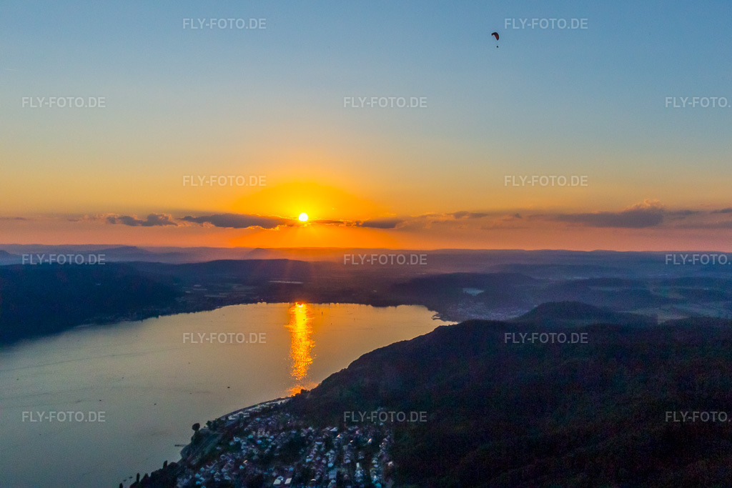 Luftbild: Sonnenuntergang mit Gleitschirm bei Sipplingen/Bodensee im Ortsteil Bodman in Bodman-Ludwigshafen im Bundesland Baden-Württemberg in Deutschland. Foto: IMG_094055.jpg vom 26.08.2016 durch Werner Riehm/FLY-FOTO.de