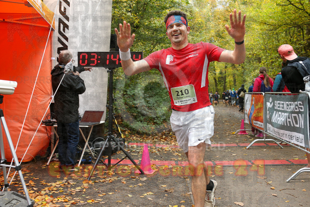251026_1316_EX1_3061 | Sportfotografie im Rhein-Sieg Kreis, Köln, Bonn, NRW, Rheinland Pfalz, Hessen, etc. Unser Tätigkeitsfeld umfasst den Laufsport vom Volkslauf über den Marathon, Duathlon, Triathon bis zum Ultralauf wie Kölnpfad Ultra oder Schindertrail.
