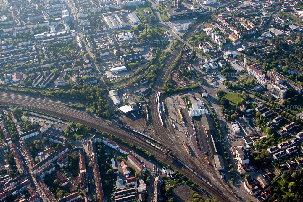Luftbild: Streckenführung der Bahn- Kreuzung der Schienen- und Gleisanlagen der Deutschen Bahn in Neustadt an der Weinstraße im Bundesland Rheinland-Pfalz in Deutschland. Foto: IMG_64681.jpg vom 04.05.2014 durch Werner Riehm/FLY-FOTO.de