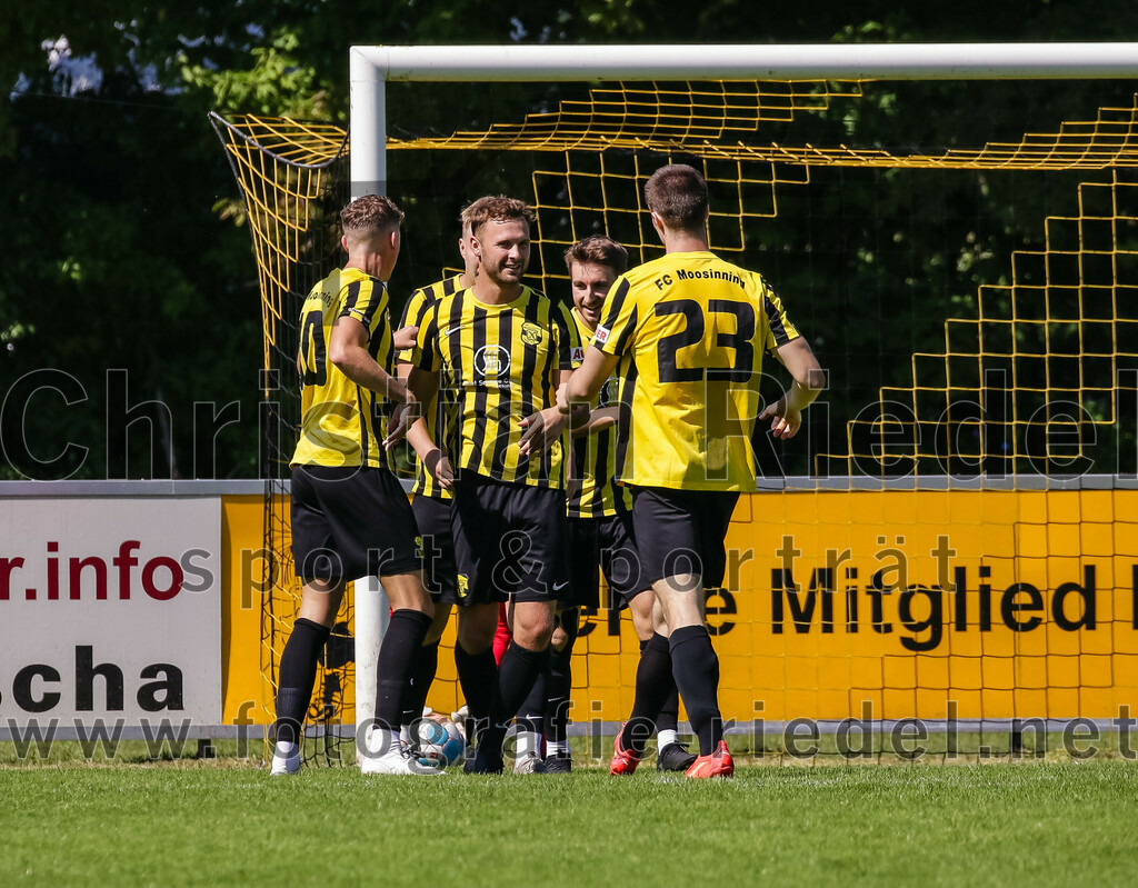 2023-08-19_017_FC_Moosinning_gegen_SV_Reichertsheim | Moosinning, Deutschland, 19.08.2023:
Fußball, Bezirksliga Oberbayern Ost 2023 / 2024, 5. Spieltag, FC Moosinning gegen SV Reichertsheim, Endergebnis: 0:4

Jubel nach dem 1:0 durch Maximilian Lechner (FC Moosinning, #11)
Florian Jakob (FC Moosinning, #10), Thomas Auerweck (FC Moosinning, #19), Maximilian Lechner (FC Moosinning, #11), +m223+

Foto: Christian Riedel / fotografie-riedel.net
