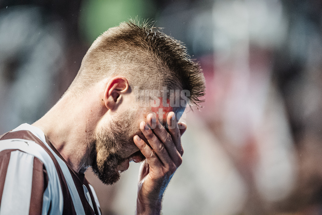 Fußball | Männer | Saison 2025/2026  | Fußball-Bundesliga | 09. Spieltag | FC St. Pauli vs. Borussia Mönchengladbach | 01.11.2025 | Hauke Wahl (#5, FC St. Pauli) fässt sich ins Gesicht