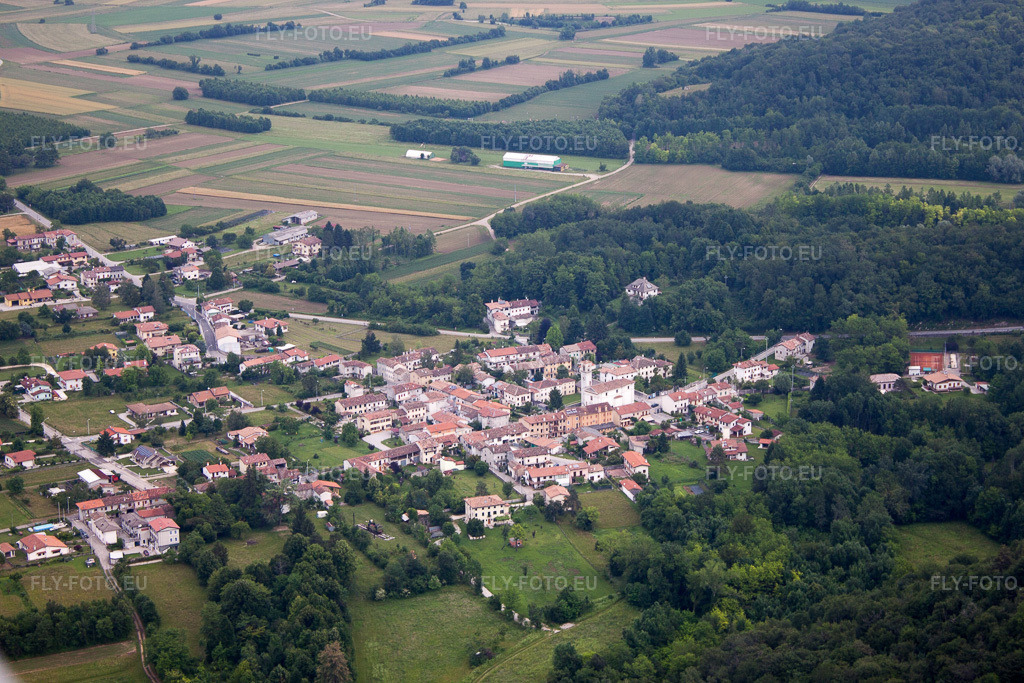 Vue aérienne: Vue de la ville à Calle dans le département Frioul-Vénétie Julienne, Italie. Photo: IMG_050406.jpg prise le 08/06/2012 par Werner Riehm/FLY-FOTO.eu – Résolution de l'original: 4752 x 3168 px