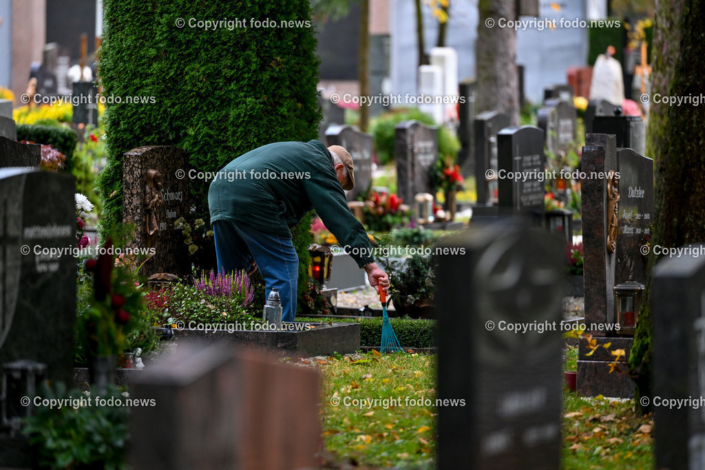 Friedhof_ Allerheiligen_ 26.10.2025-15 | 26.10.2025, Friedhof, AUT, Allerheiligen, Themenbilder im Bild Friedhof, Kreuz, Kruzifix, Jesu Christi, Allerheiligen, Engerl, Engel, Kerzen, Grab, Grablicht, Blumen, Skulptur, Grabstein, Symbolbild, Grablaterne, Grabkerze, Grabkerzen, Grablichter, Kerze, Grabkreuz, Gedenken, Bestattung, Verstorbene, Totenruhe, Grab, Urne, Blumenschmuck, Schmuck, Besucher, Feature, kreativ, creativ, Linz
