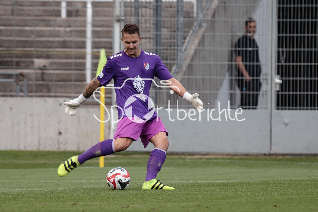FC Bayern Amateure - Türkgücü München | Tuerkguecu Keeper Sebastian KOLBE (TGM #31) am Ball / Freisteller / Einzelfoto