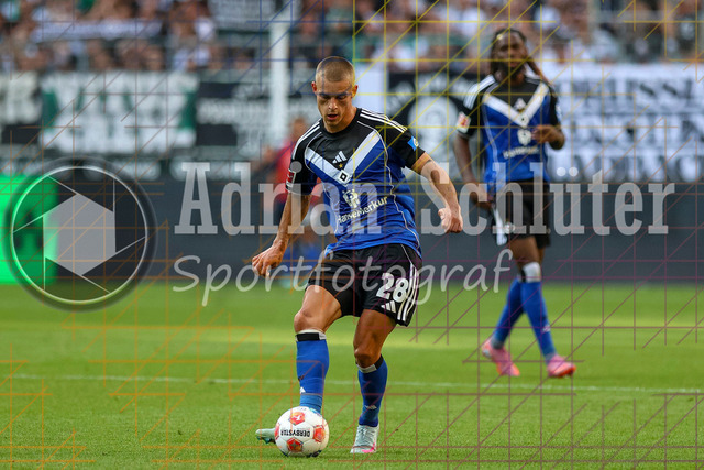 Borussia Mönchengladbach vs Hamburger SV - Bundesliga  | Mönchengladbach, Deutschland, 24.08.25:   Miro Muheim (Hamburger SV) in Aktion am Ball, Einzelaktion waehrend des Spiels der Bundesliga zwischen Borussia Mönchengladbach vs Hamburger SV im Stadion im Borussia Park(Foto von Brauer-Fotoagentur / Adrian Schlueter)