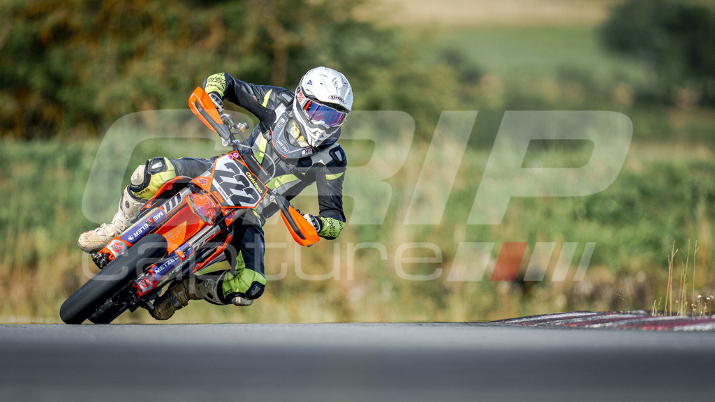 SuperMoto_Staatsmeisterschaft_Fuglau-358 | GRIPcapture steht für authentische Sportfotografie in Österreich – für Momente, die mehr sind als Geschwindigkeit oder Ergebnis. Es geht um Emotion, Spannung, Fokus und den Augenblick, der oft nur einen Wimpernschlag dauert.Ob Motorsport, Teamsport oder 