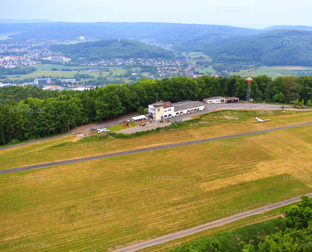 Luftbild: Flugplatz Bad Pyrmont (EDVW) im Ortsteil Kleinenberg in Bad Pyrmont im Bundesland Niedersachsen in Deutschland. – Foto: IMG_079669.jpg vom 25.05.2015 durch Werner Riehm/FLY-FOTO.de – Auflösung des Originals: 4521 x 3648 px – Luftsportgemeinschaft Bad Pyrmont - Lügde