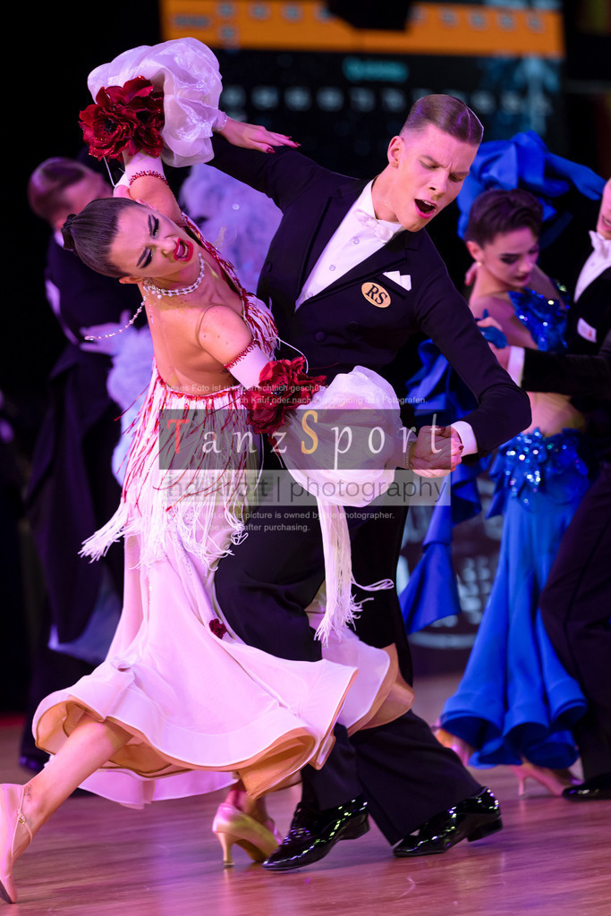 20241215_WDSF_Int_Open_Std-Riga-9579 | Tanzsportbilder, Standardtanz, Lateintanz, WDSF, DTV, LTVB, dancecomp, goc, hessen tanzt, blaues band der spree, walzer, tango, wiener walzer, slowfox, quickstepp, samba, rumba, cha-cha-cha, paso doble. jive, hd-kroft photography, turniertanzsport