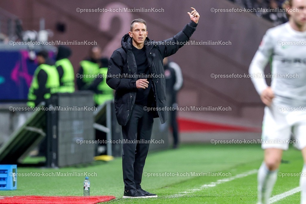 SGE30112501060 | 30.11.2025, Fußball, Eintracht Frankfurt - VfL Wolfsburg, 1. Fußball Bundesliga, 12. Spieltag, Deutsche-Bank-Park (Frankfurt am Main), Saison 2025 2026: Interimstrainer Daniel Bauer (VfL Wolfsburg #hc) gestikulierend am Spielfeldrand   DFB Regulations prohibit any use of photographs as image sequences and or quasi-video.