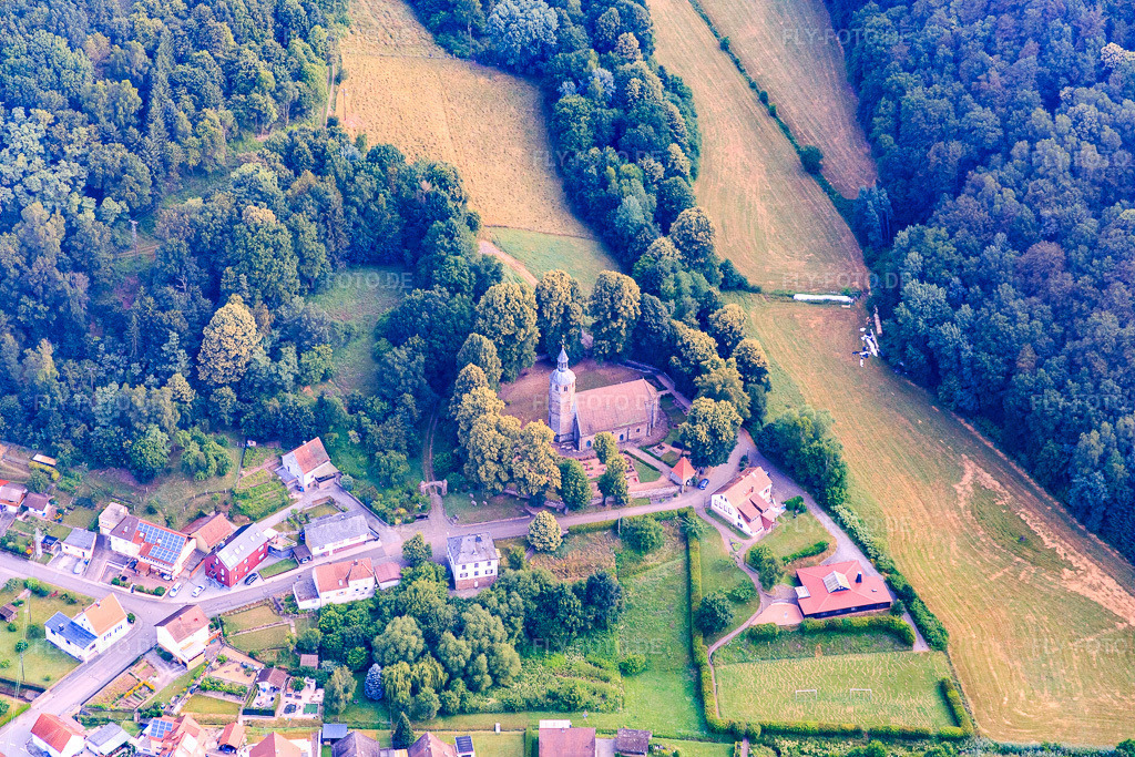 Luftbild: Kath.. Kirche Mariä Himmelfahrt im Ortsteil Labach in Knopp-Labach im Bundesland Rheinland-Pfalz in Deutschland. Foto: IMG_091916.jpg vom 16.07.2016 durch Werner Riehm/FLY-FOTO.de