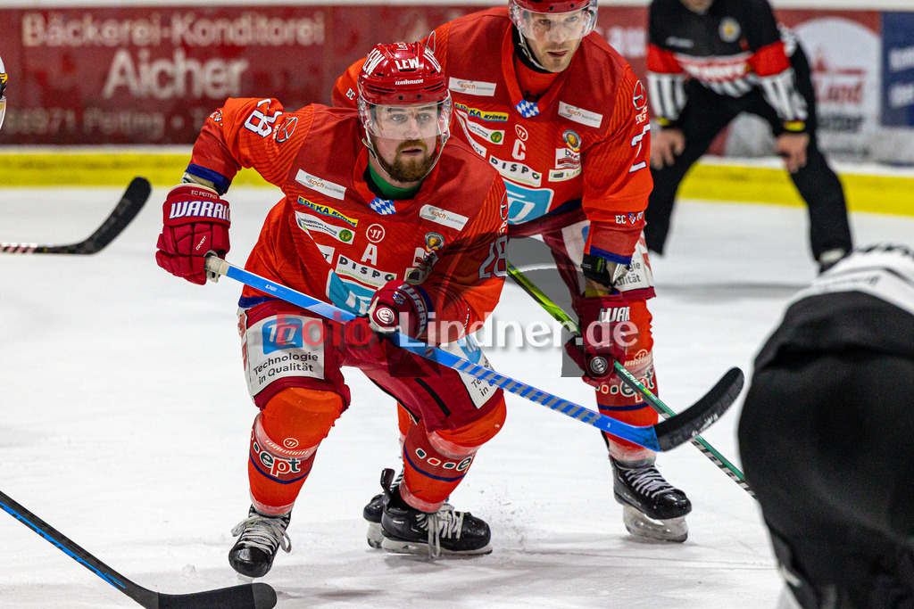 EC Peiting vs EV Füssen | Eishockey Oberliga Süd 2023/2024, EC Peiting vs EV Füssen, 20240112,
Fabian WEYRICH (ECP 28) in Aktion,
2024-01-12 in Peiting (Eisstadion)
28 Fabian WEYRICH (ECP 28), 27 Andreas FEUERECKER (ECP 27)
Copyright: WolfgangxLindner foto-lindner.de