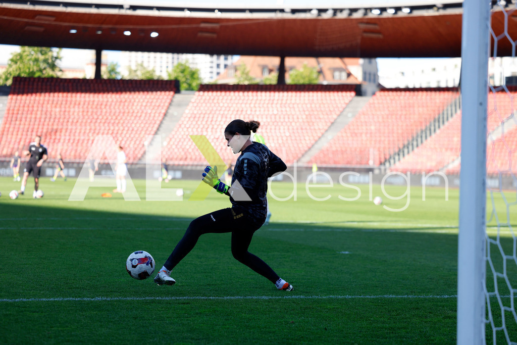 GC Zürich vs FC Zürich - AXA Women’s Super League Playoffs - Stadion Letzigrund | LAUREN KOZAL of Grasshopper Club Zürich before the AXA Women’s Super League Playoffs quarter-final second leg between GC Zürich and FC Zürich at Stadion Letzigrund, Zurich, Switzerland. - Realisiert mit Pictrs.com