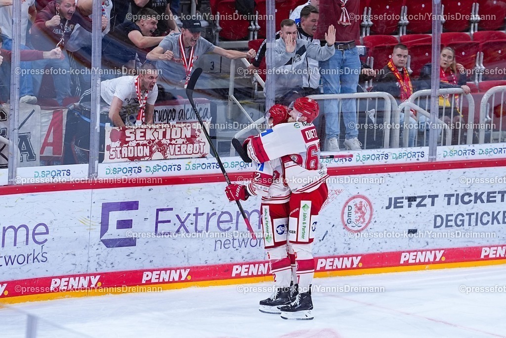 xYDRx19102501030 | 19.10.2025, xydrx, Eishockey, DEL2, Düsseldorfer EG - EV Landshut, PSD Bank Dome Düsseldorf: Torjubel nach dem Tor zum 3:2 für den EV Landshut durch Torschütze Tor Immo (EV Landshut #62) zusammen mit Stanislav Dietz (EV Landshut #67)