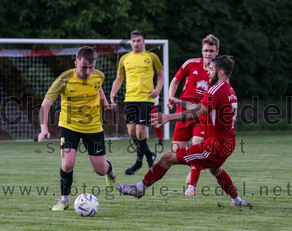 2023-09-07_080_FC_Finsing_gegen_FC_Moosinning_II | Finsing, Deutschland, 07.09.2023:
Fußball, Kreisliga 2023 / 2024, 8. Spieltag, FC Finsing gegen FC Moosinning II, Endergebnis: 3:0

Mats Behrens (FC Moosinning, #15), Markus Rickhoff (FC Finsing, #7)

Foto: Christian Riedel / fotografie-riedel.net