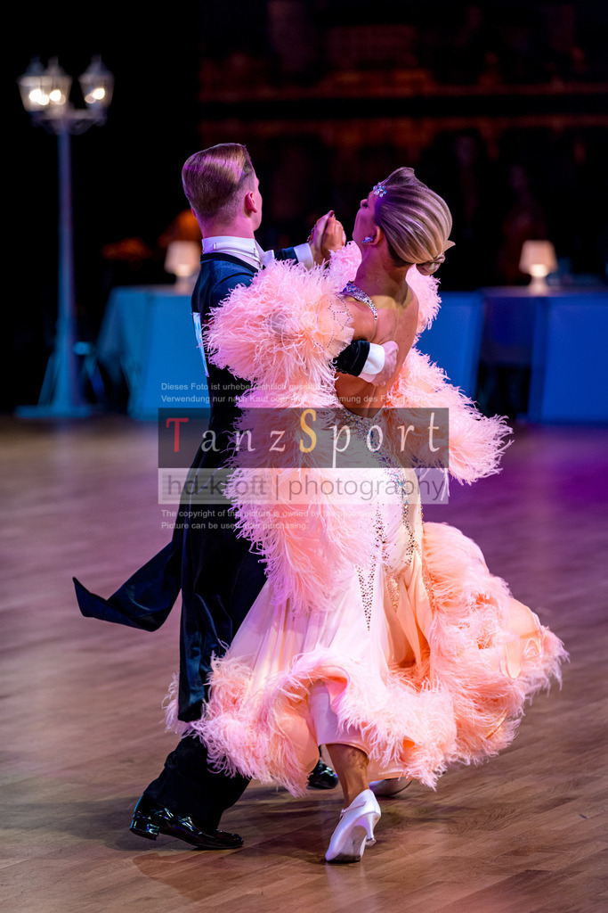 20251212_WDSF_World_Ch_Cup_RS-Std_1018-2 | Tanzsportbilder, Standardtanz, Lateintanz, WDSF, DTV, LTVB, dancecomp, goc, hessen tanzt, blaues band der spree, walzer, tango, wiener walzer, slowfox, quickstepp, samba, rumba, cha-cha-cha, paso doble. jive, hd-kroft photography, turniertanzsport